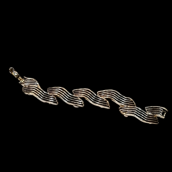 Vintage Jewelry - VINTAGE WAVY‎ SILVER TONED MODERN BRACELET